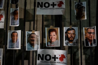 Fotografías de periodistas mexicanos asesinados fueron montadas frente a la Secretaria de Gobernación en una manifestación en la Ciudad de México, en febrero de 2022.