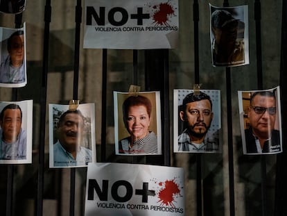 Fotografías de periodistas mexicanos asesinados fueron montadas frente a la Secretaria de Gobernación en una manifestación en la Ciudad de México, en febrero de 2022.