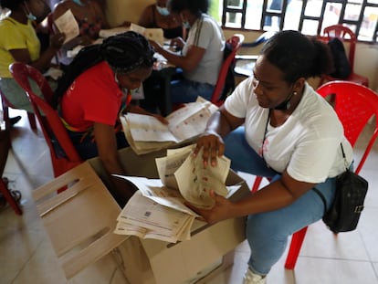 Una mujer cuenta votos en un puesto de votación durante las elecciones legislativas en Chocó, Colombia. El pasado 13 de marzo.