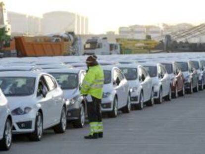 Un operario controla el embarque, esta mañana en el puerto de Barcelona, de coches de la marca Seat con destino a China, pais en el que Seat, el primer fabricante de automóviles de España, prevé vender unos 3.500 coches y aumentar su producción un 3% este año gracias a las exportaciones. EFE/Archivo