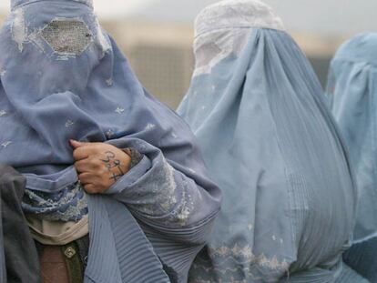 Mujeres afganas cubiertas con el burka en Kabul.