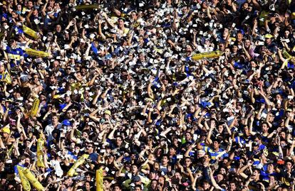 Seguidores de Boca Juniors animan a su equipo durante el encuentro contra Tigre en el estadio "La Bombonera" de Buenos Aires, Argentina.