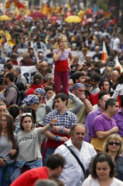 Participantes en la manifestación del 25 d'Abril recorren el centro de Valencia.