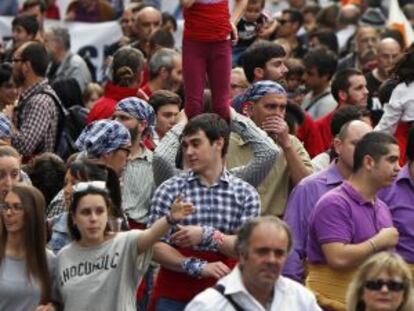 Participants a la manifestació del 25 d'Abril recorren el centre de València.