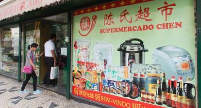 Consumidores entram em supermercado chinês em Lisboa.