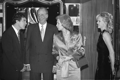 De izquierda a derecha: Antonio Banderas, los reyes Juan Carlos y Sofía y Melanie Griffith, en 1998, en un pase de estreno de la película 'La máscara del zorro', en beneficio de fundación 'Casa del Actor', en 1998.