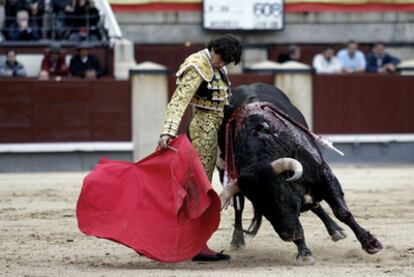 El diestro Curro Díaz en la primera corrida de la Feria de San Isidro.