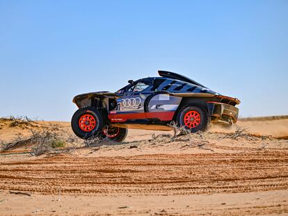 Carlos Sainz en su vehículo durante la quinta etapa del Rally Dakar este jueves.