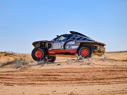 Carlos Sainz en su vehículo durante la quinta etapa del Rally Dakar este jueves.