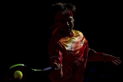 David Ferrer devuelve la bola a Roberto Bautista durante un partido, el 7 de mayo de 2019.