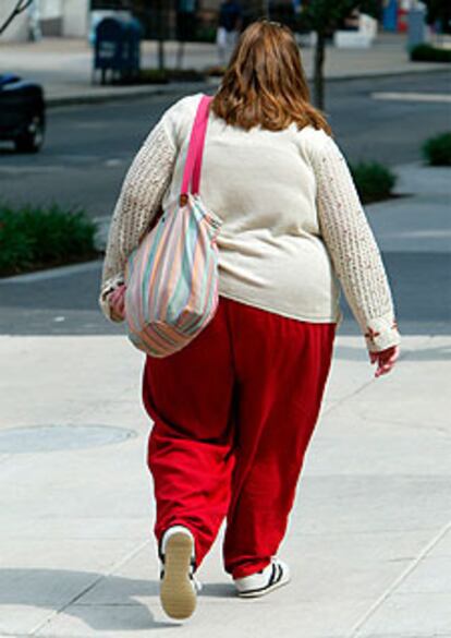 Una mujer obesa camina por las calles de Washington.