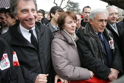 El Partido Docialista francés, en la oposición, ha presentado un recurso contra la reforma ante el Consejo Constitucional con el fin de evitar que se promulgue la ley. Según los cálculos del Gobierno, el nuevo modelo de contrato contribuirá a reducir la tasa de paro juvenil, que ahora está en el 23%. En la foto, los líderes socialistas Jack Lang, Catherine Tasca, Dominique Strauss-Khan y Jean-Paul Huchon, durante la protesta de Paris.