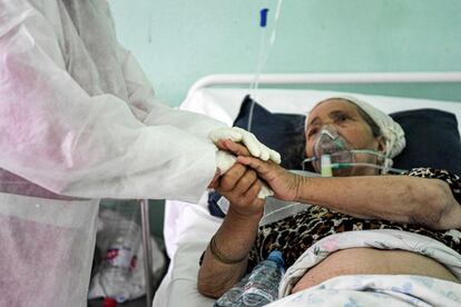 Una mujer que recibe tratamiento tras ser infectada por covid-19 en un hospital de la ciudad de Beja (Túnez).