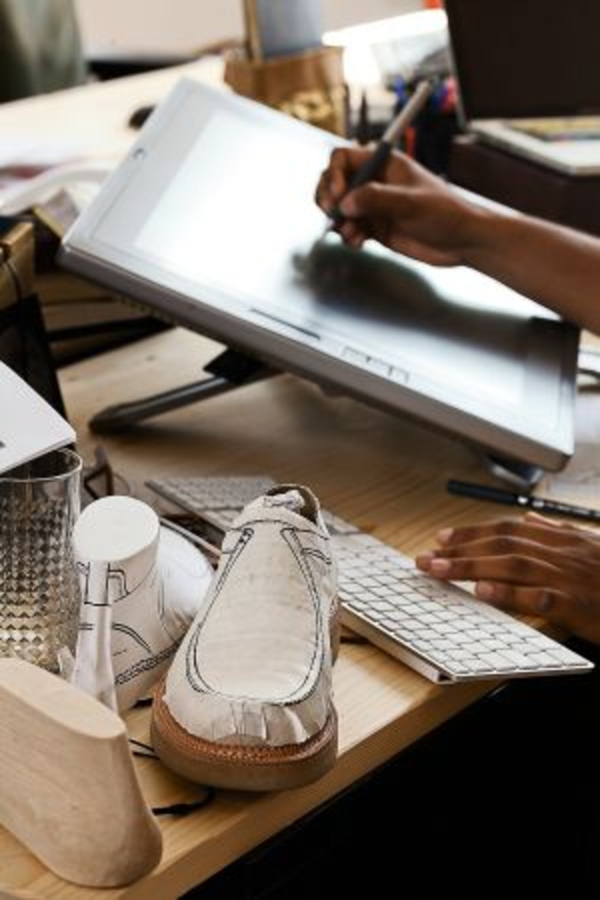 Escapando de la sombra de Oppenheimer - Friends Journal, image size:1960x2940