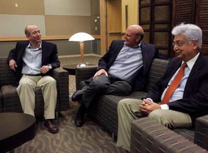 Jeff Bezos (izquierda), Director General de Amazon Corp., discute de tecnología con miembros de Microsoft, en Redmond, Washington.
