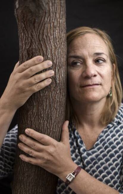 La escritora Tracy Chevalier posa junto a un árbol en Madrid.