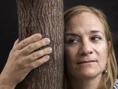 La escritora Tracy Chevalier posa junto a un árbol en Madrid.