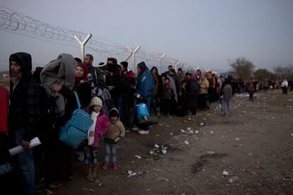 Cientos de refugiados esperan frente a la alambrada que separa Grecia de Macedonia.