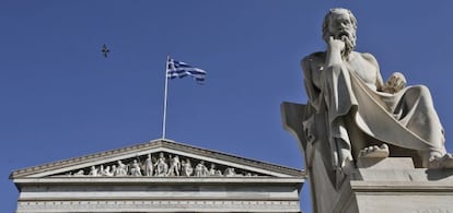 Estatua del fil&oacute;sofo cl&aacute;sico S&oacute;crates en la Academia de Atenas 