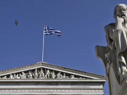 Estatua del fil&oacute;sofo cl&aacute;sico S&oacute;crates en la Academia de Atenas 