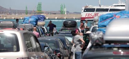 Colas para embarcar, este domingo en el Puerto de Algeciras.