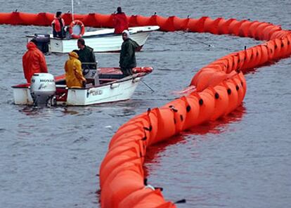 Las autoridades reaccionaron con rapidez, pero el mal tiempo, con vientos de 100 kilómetros hora y olas de hasta cinco metros, complicaron las tareas para alejar el barco de la costa. El mismo día del naufragio, se observó que perdia combustible y se instalaron barreras de contención, lo que no ha podido evitar la catástrofe. (REUTERS)