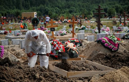 Un empleado con traje de seguridad en un cementerio de San Petersburgo, el pasado viernes.