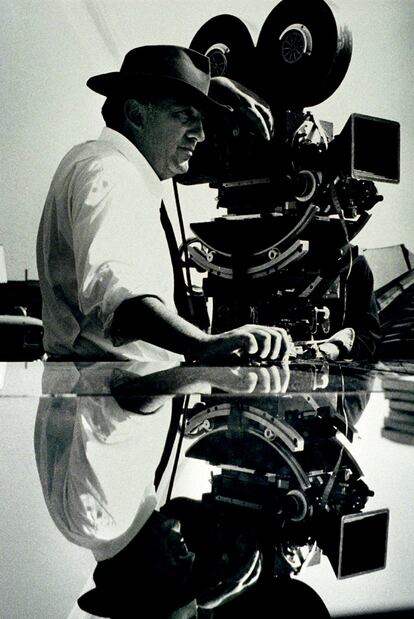 Federico Fellini durante el rodaje de <i>Ocho y medio</i> (1963).