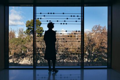 Paloma O'shea, de espaldas, en la sala de juntas
de la Escuela Reina Sofía, con sede en el palacio de
Oriente, en Madrid.