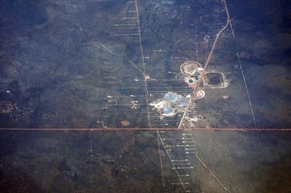 A road passes a mine in outback Western Australia, November 12, 2015.      REUTERS/David Gray