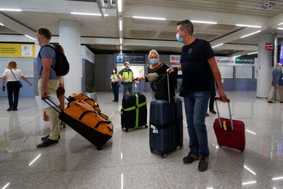 Llegada de turistas alemanes al aeropuerto de Palma de Mallorca a mediados de junio.