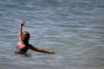 Sasha Obama, la hija del presidente de los Estados Unidos, disfruta en el mar de Marbella.