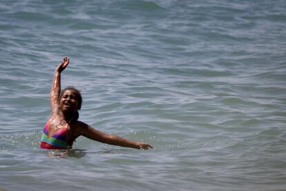 Sasha Obama, la hija del presidente de los Estados Unidos, disfruta en el mar de Marbella.
