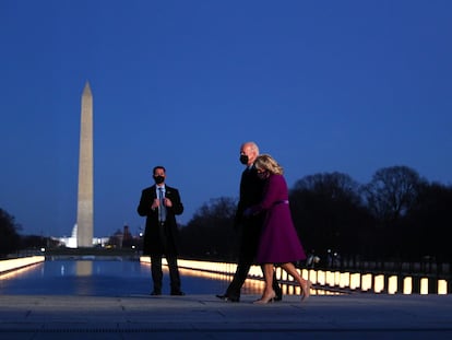 El presidente electo Joe Biden y la futura primera dama Jill Biden en la ceremonia para honrar a las víctimas del coronavirus.