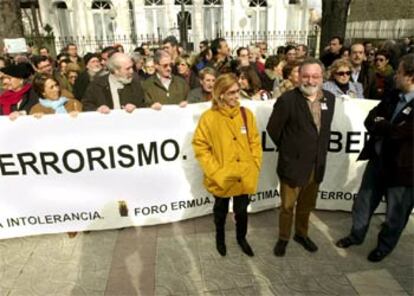 ¡Basta Ya! se manifiesta frente a la sede del Gobierno vasco en Vitoria.
