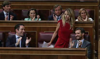 Cayetana Álvarez de Toledo, portavoz del PP en el Congreso de los Diputados, es aplaudida por los miembros de su partido.