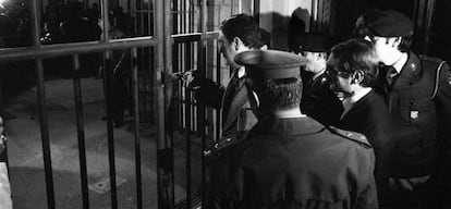 El jefe de la Aduana de La Línea de la Concepción (Cádiz) abre la verja de Gibraltar el 14 de diciembre de 1982.
