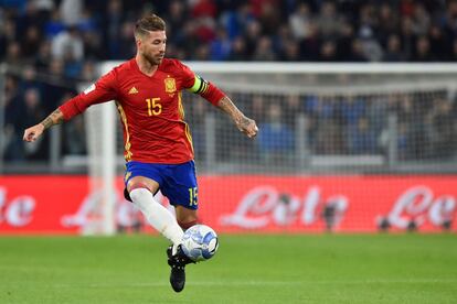 El defensa de la selección de España, Sergio Ramos, se hace con la pelota.