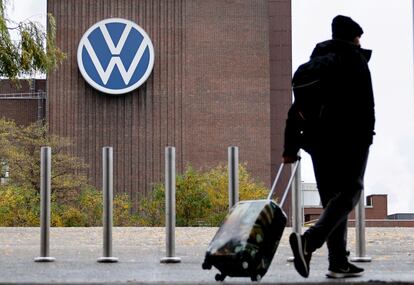 Una persona arrastra su equipaje cerca de la central eléctrica de Volkswagen en Wolfsburgo (Alemania), el miércoles pasado.