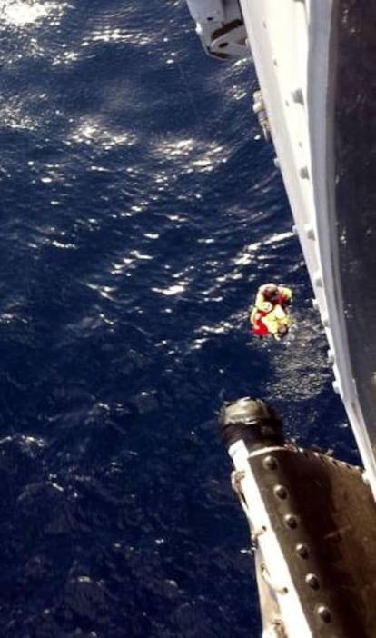 Fotografía facilitada por el Centro Coordinador de Salvamento de Canarias del Ejército del Aire del rescate de los dos tripulantes del bote a remos británico "Deep Blue" por un helicóptero del SAR del Ejército del Aire a 290 millas al suroeste de la isla canaria de El Hierro tras sufrir una vía de agua en su embarcación.