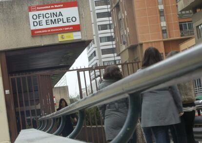 Cola en una oficina de Empleo en Madrid.