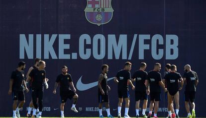 Los jugadores del Barça se entrenan en la Ciudad Deportiva Joan Gamper.