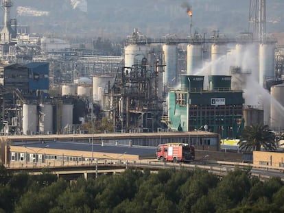 Trabajos de extinción tras la explosión en la empresa Iqoxe de Tarragona, en enero.