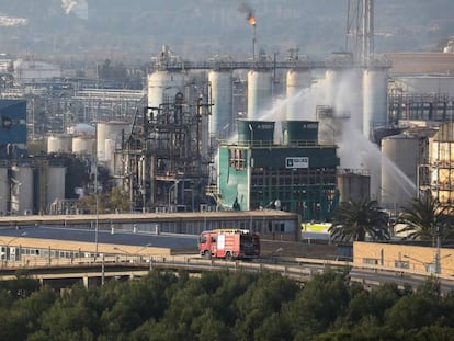 Trabajos de extinción tras la explosión en la empresa Industrias Químicas del Óxido de Etileno (IQOXE).