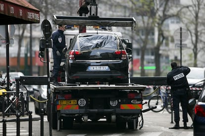Agentes de policía retiran un vehículo supuestamente utilizado por dos hombres armados tras el ataque a la sede del semanario satírico "Charlie Hebdo", en París (Francia).