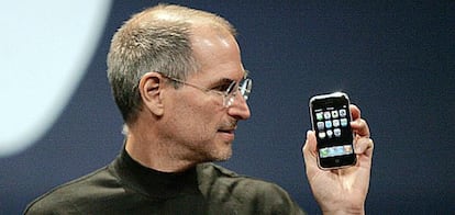 Steve Jobs presenta el 9 de enero de 2007 el primer iPhone en San Francisco. Con un precio de 599 dólares para el modelo de 8 GB de memoria, el nuevo dispositivo revolucionará el mundo de la telefonía.