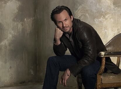 Al actor estadounidense Christian Slater le hubiera encantado interpretar al "genial" personaje de Indiana Jones, porque creció con él, y también le gustaría encarnar en el cine al tercer presidente de Estados Unidos, el "inteligente" Thomas Jefferson. Lejos de esas dos historias, el intérprete protagoniza la serie 'Sin identificar', que se estrena este lunes en España (Fox, 21.30 horas) y en la que un grupo de voluntarios se dedica a buscar la identidad de personas fallecidas y a resolver los crímenes que la policía ha dejado de investigar.
