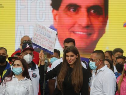 Camila Fabbri, esposa del empresario Alex Saab, durante un mitin en Caracas a favor del presunto testaferro de Maduro, este domingo.