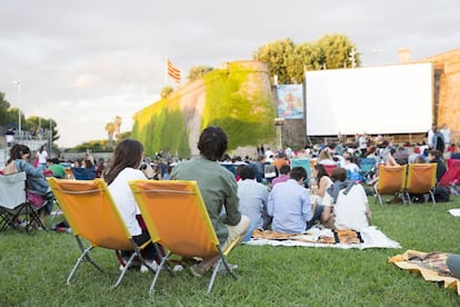 La Sala Montjuïc monta su pantalla de cine en el foso del castillo de la ciudad.