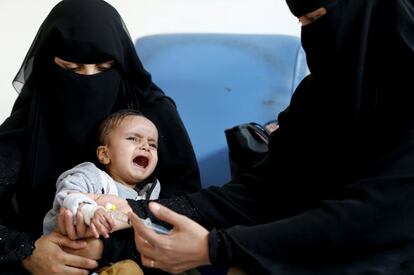 Millones de yemeníes están en riesgo de sufrir hambre y cólera debido a tres años de guerra, una emergencia que también ha golpeado a pacientes con cáncer, que luchan por recibir tratamiento en un país donde la economía y la infraestructura han colapsado. La Organización Mundial de la Salud (OMS) dijo que alrededor de 35,000 personas tienen cáncer en Yemen, con aproximadamente 11,000 casos diagnosticados cada año. En la imagen, un niño llora en el Centro Nacional de Oncología de Sanaa (Yemen) cuando le ponen una inyección.